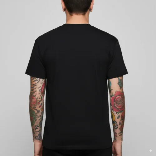 Camiseta negra de Metallica sin nigún estampado. El modelo está de espaldas.